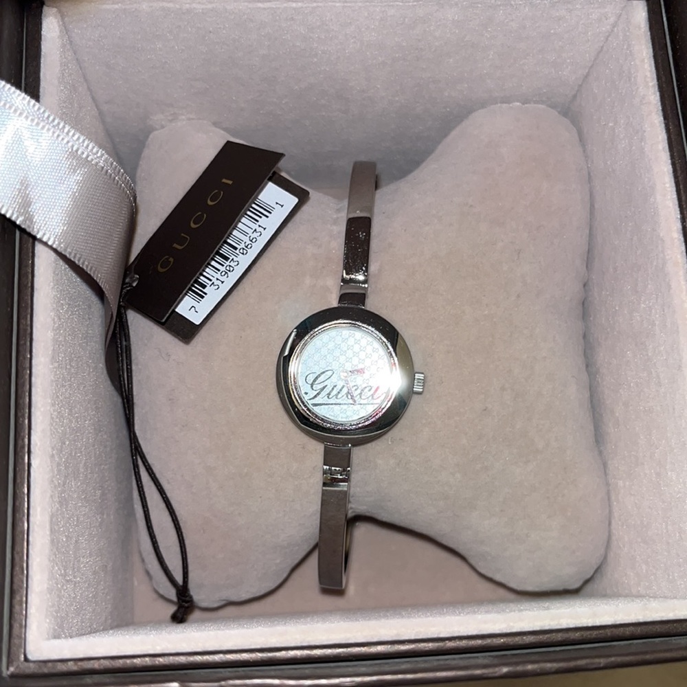 Y2K pre loved ladies Gucci watch (bracelet style) OG box